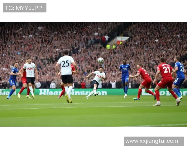 绿茵场上足球巨星经典进球后的庆祝瞬间全景展现